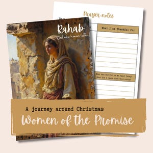 Op de afbeelding: Een set van een dagboek en gebedsnotities. De kaft van het dagboek toont een illustratie van een vrouw met een hoofddoek met de tekst "Rahab God die eer bewijst aan het geloof". De gebedsnotities bevatten prompts voor dankbaarheid en reflectie. De set heet "Women of the Promise".