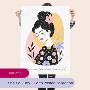 Op de afbeelding: Een poster uit de "She's a Ruby - Faith Poster Collection" toont een illustratie van een vrouw met een bloemmotief op haar jurk en haar. De poster heeft een roze en gele achtergrond met de tekst "You are loved. You are chosen. You are His."