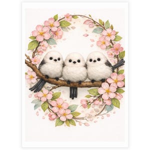 以下が含まれることがあります： ピンクの桜の花のリースの中に枝にとまっている、3羽の小さくてふわふわした白い鳥を描いた水彩画プリント。鳥は黒いくちばしと目を持っています。アートワークは白い背景に設定されています。