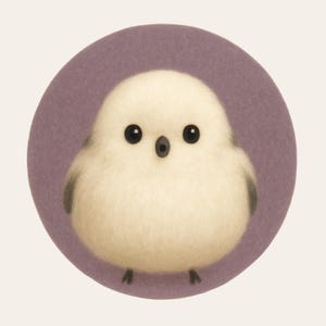 Könnte beinhalten: Runde Illustration eines flauschigen, cremefarbenen Vogels mit großen schwarzen Augen und kleinen schwarzen Füßen, vor einem gedämpften lila Hintergrund. Der Vogel hat kleine, dunkelgraue Flügel und einen abgerundeten Körper, was ihm ein weiches, einladendes Aussehen verleiht.