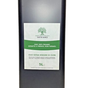 Puede incluir: Un recipiente metálico rectangular de 5 litros de aceite de oliva virgen extra con acabado oscuro. La etiqueta blanca presenta un icono de olivo verde, el texto AZIENDA AGRICOLA BIOLOGICA SATRIANO, OLIO 100% ITALIANO, ESTRATTO A FREDDO, NON FILTRATO y 5Le.