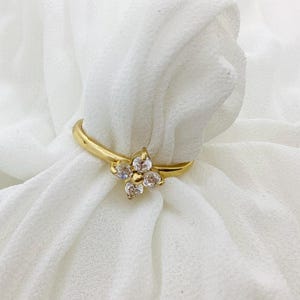 Jolie Bague Fleur Avec Strass Bleus Et Finition Dorée - Nickel Free