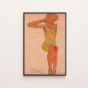 Pode incluir: Uma impressão de arte emoldurada apresentando um desenho estilizado de uma figura sentada com tons de pele laranja e amarelo. A figura tem um braço levantado acima da cabeça e é renderizada em linhas finas e expressivas. Texto visível no canto.