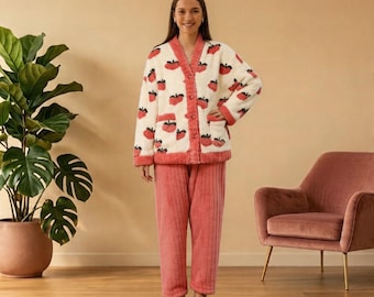 Conjunto de pijama de invierno para mujer con estampado de fresas: cárdigan cómodo y pantalones de pierna ancha.