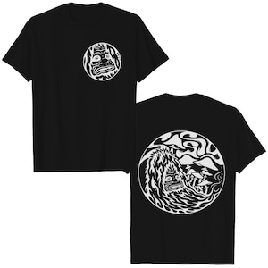 Peut inclure: T-shirt noir avec des motifs blancs circulaires à l'avant et à l'arrière. Le motif avant est un visage stylisé. Le motif arrière présente un visage, des champignons et des lignes ondulées dans un grand cercle.
