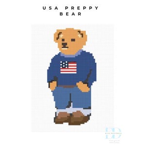 Puede incluir: Ilustración pixelada de un oso con un suéter azul con una bandera estadounidense y jeans azules. El oso tiene zapatos marrones y una cabeza marrón claro. El texto "USA PREPPY BEAR" está en la parte superior.