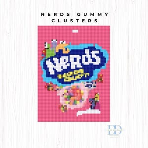 Può includere: Un motivo a punto croce in stile pixel art con sfondo rosa e il testo NERDS GUMMY CLUSTERS in alto. Il design centrale mostra il logo blu e bianco NERDS con grappoli di caramelle colorate e piccoli personaggi dei cartoni animati.