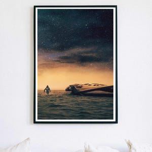 Può includere: Stampa artistica incorniciata che raffigura una scena surreale: una persona in tuta spaziale che cammina nell'acqua verso un'astronave futuristica. Lo sfondo presenta un cielo stellato e un orizzonte arancione, creando un'atmosfera drammatica.