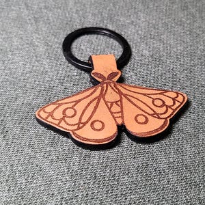 Skórzany grawerowany brelok w kształcie ćmy – zawieszka do torebki lub buta