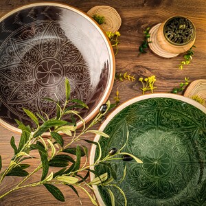 Handgemaakt Oezbeeks keramisch bord – 34 cm Lagan, handbeschilderd en handgegraveerd "potloodpatroon", neutraal bruin-groen, serveerschaal