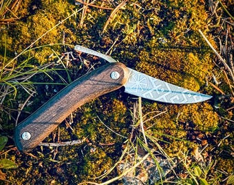 Handgefertigtes Klappmesser mit Eichenholzgriff und Lederscheide – graviertes Taschenmesser