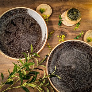Handgjord uzbekisk keramiktallrik – 30 cm Lagan, handmålad och handgraverad “blyertsmönster”, neutral brun - grön, serveringsfat