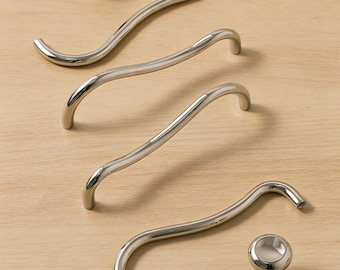 Puxadores modernos prateados para armários de cozinha, portas de guarda-roupa, cômodas e móveis de banheiro.