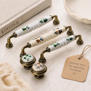 Maniglie per cassetti in ceramica dipinte a mano con motivi floreali/Maniglia in porcellana vintage con fiori e estremità in rame anticato/Maniglia per mobile vintage/Maniglia a foglia verde