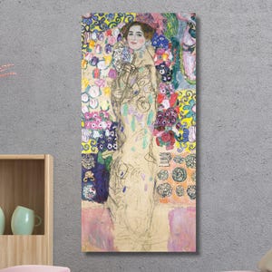 Könnte beinhalten: Vertikaler Kunstdruck einer Frau in einem langen Kleid, die Blumen hält. Das Kunstwerk hat einen farbenfrohen floralen Hintergrund mit rosa, blauen, gelben und lila Farbtönen. Das Kleid der Frau ist hellbeige.