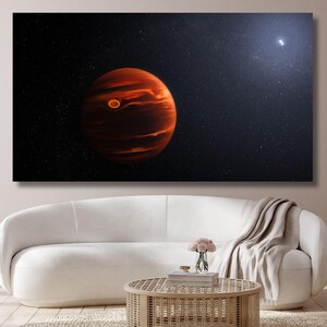 Peut inclure: Une grande impression sur toile représentant une planète rouge-orangé flamboyante avec des motifs tourbillonnants sur fond de ciel étoilé et sombre. Une étoile brillante brille au loin. L'œuvre est affichée au-dessus d'un canapé blanc.