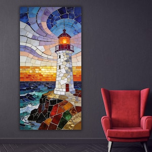 Può includere: Un'opera d'arte murale a mosaico verticale che raffigura un faro su una scogliera rocciosa al tramonto. La scena presenta un faro bianco con una lanterna arancione brillante, un mare blu scuro con onde spumeggianti e un cielo pieno di tessere vorticose viola, blu e arancioni.