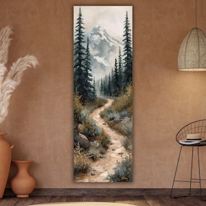Op de afbeelding: Een verticale wandkunstprint met een kronkelend zandpad dat door een dicht bos van hoge dennenbomen naar een besneeuwde bergtop in de verte leidt. Het kleurenpalet bevat tinten bosgroen, aards bruin en wit.