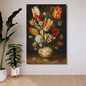 以下が含まれることがあります： 装飾的な陶器の花瓶に生けられた花のブーケを描いた静物油絵の長方形のウォールアートプリント。赤、黄、白のチューリップ、バラ、小さな花々が、暗く雰囲気のある背景に対して配置されています。