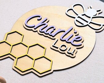 Letrero personalizado con nombre de bebé / Anuncio de nacimiento personalizado / Decoración de pared para habitación infantil / Placa con nombre con temática de abeja