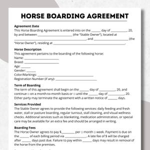 Può includere: Un modulo stampato di accordo di pensione per cavalli con il titolo "HORSE BOARDING AGREEMENT". Il modulo include sezioni per la data dell'accordo, la descrizione del cavallo, il termine di pensione, i servizi forniti e le tariffe di pensione.