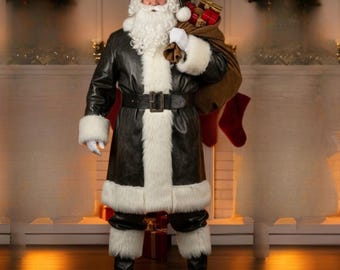 Può includere: Immagine a figura intera di Babbo Natale in un cappotto nero effetto pelle con finiture in finta pelliccia bianca. Indossa una cintura nera, stivali e guanti. Una barba e un cappello bianchi completano il look. Porta un sacco marrone pieno di regali.