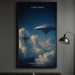 Peut inclure: Une affiche encadrée de Star Wars représentant une ville futuriste flottant au-dessus des nuages. L'impression porte le texte "STAR WARS" en haut et "THE EMPIRE STRIKES BACK" en bas. L'œuvre est dans les tons de bleu et de blanc.