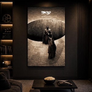 Peut inclure: Une affiche encadrée du film "300" est accrochée à un mur sombre. L'affiche présente deux personnages en capes sombres dans une structure circulaire en pierre. Le titre du film est en haut. La pièce a un thème sombre et cinématographique.