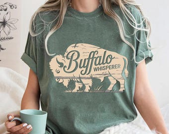 バッファロー・ウィスパラー グラフィックTシャツ：面白い西部風牧場シャツ