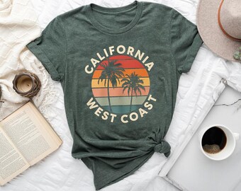 レトロなカリフォルニアの夕日Tシャツ：ヴィンテージのヤシの木のグラフィック