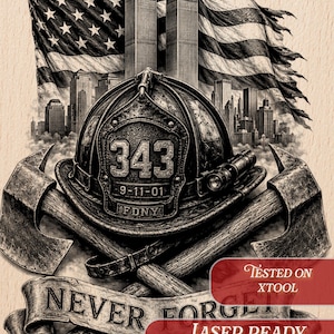 Può includere: Illustrazione in bianco e nero di un elmetto da pompiere con il numero 343 e la data 9-11-01, asce incrociate e una bandiera americana che sventola. Lo striscione recita "Never Forget".
