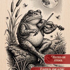Op de afbeelding: Zwart-wit illustratie van een kikker die viool speelt, zittend op een boomstam met lisdodden en insecten. Een volle maan en zonnestralen op de achtergrond. De tekst "Tested on XTOOL" en "LASER READY PNG + TRANSP + INVERTED + SVG" is inbegrepen.