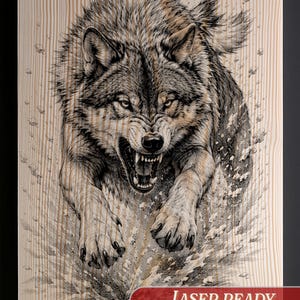 Op de afbeelding: Een lichtgekleurde houten plank met een gedetailleerde, zwart lasergegraveerde illustratie van een grommende wolf tijdens het rennen. De rechterbenedenhoek bevat een rood rechthoekig label met de witte tekst LASER READY PNG + TRANSP + INVERTED + SVG.