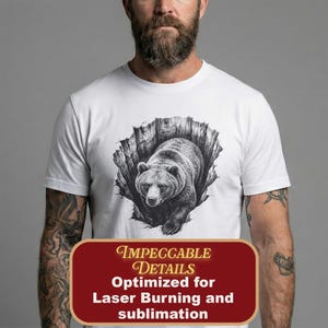 K&ouml;nnte beinhalten: Wei&szlig;es T-Shirt mit einer schwarz-wei&szlig;en Illustration eines B&auml;ren, der aus einer zerfetzten Oberfl&auml;che kommt. Der Text auf dem Shirt lautet: "Impeccable Details Optimized for Laser Burning and sublimation."
