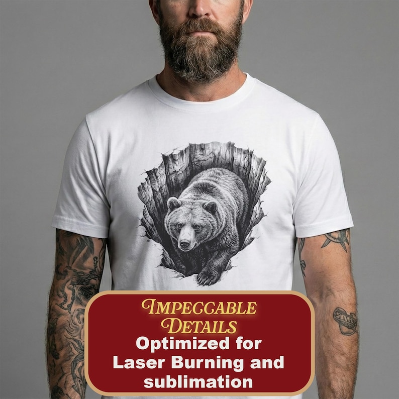K&ouml;nnte beinhalten: Wei&szlig;es T-Shirt mit einer schwarz-wei&szlig;en Illustration eines B&auml;ren, der aus einer zerfetzten Oberfl&auml;che kommt. Der Text auf dem Shirt lautet: "Impeccable Details Optimized for Laser Burning and sublimation."