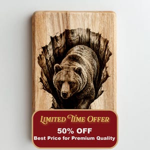 K&ouml;nnte beinhalten: Rechteckige Holzplakette mit detaillierter Gravur eines Braunb&auml;ren, der aus einem Baumstamm auftaucht. Die Plakette hat eine nat&uuml;rliche Holzmaserung. Der Text "LIMITED TIME OFFER" und "50% OFF" ist auf einem roten Banner zu sehen.