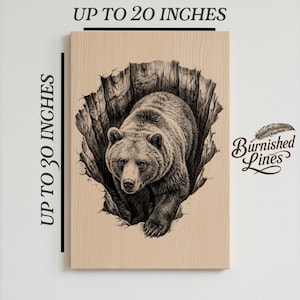 K&ouml;nnte beinhalten: Holzpaneel mit einer detaillierten Schwarz-Wei&szlig;-Illustration eines B&auml;ren, der aus einer zerfetzten Oberfl&auml;che hervortritt. Das Kunstwerk tr&auml;gt die Bezeichnung "Burnished Lines" und ist bis zu 76 cm hoch und 51 cm breit erh&auml;ltlich.