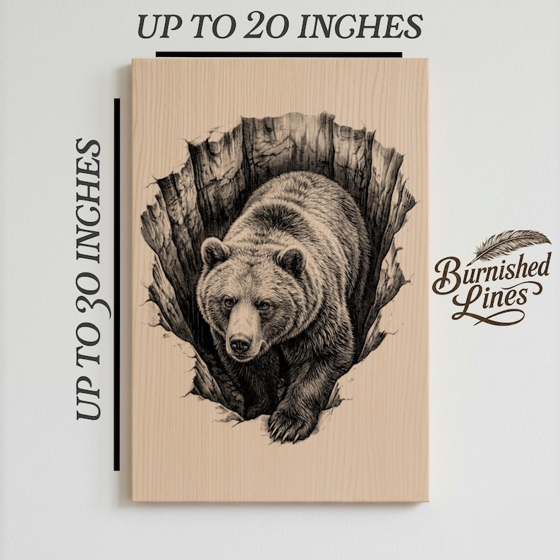 K&ouml;nnte beinhalten: Holzpaneel mit einer detaillierten Schwarz-Wei&szlig;-Illustration eines B&auml;ren, der aus einer zerfetzten Oberfl&auml;che hervortritt. Das Kunstwerk tr&auml;gt die Bezeichnung "Burnished Lines" und ist bis zu 76 cm hoch und 51 cm breit erh&auml;ltlich.