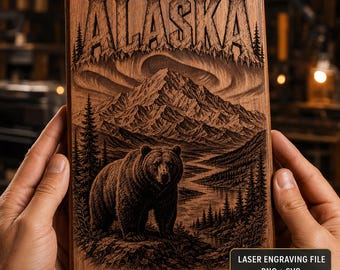 Op de afbeelding: Een rechthoekige houten plaat met een lasergegraveerd landschap van Alaska. Het ontwerp bevat het woord ALASKA bovenaan, een groot gebergte, een rivier, dennenbomen en een beer op de voorgrond. Een label toont LASER ENGRAVING FILE PNG + SVG DIGITAL DOWNLOAD.