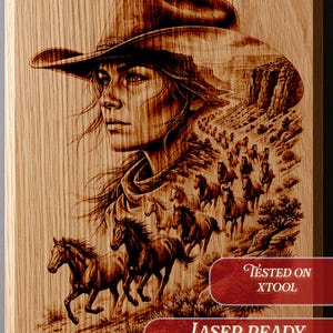 Könnte beinhalten: Holztafel mit einer Lasergravur einer Frau mit Cowboyhut, überlagert von einer Wüstenlandschaft und galoppierenden Pferden. Das Kunstwerk ist in Braun- und Beigetönen gehalten, mit dem Text "TESTED ON XTOOL" und "LASER READY PNG + TRANSP + INVERTED + SVG".