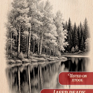 Può includere: Illustrazione in bianco e nero di una serena scena lacustre con betulle e conifere. L'immagine include il testo "Tested on XTOOL" e "LASER READY PNG + TRANSP + INVERTED + SVG". L'opera d'arte è su uno sfondo di venature di legno chiaro.