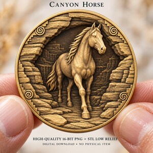 Op de afbeelding: Een cirkelvormig goudkleurig medaillon met een reliëf van een paard in een rotsachtige kloof. De tekst CANYON HORSE staat bovenaan, met HIGH-QUALITY 16-BIT PNG + STL LOW RELIEF DIGITAL DOWNLOAD NO PHYSICAL ITEM onderaan de afbeelding.