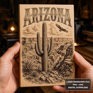 Könnte beinhalten: Eine rechteckige Holzplatte mit einer Lasergravur der Landschaft Arizonas, einem großen Saguaro-Kaktus, einem Canyon und einem fliegenden Adler. Das Wort ARIZONA ist oben eingraviert. Ein kleines Etikett zeigt LASER ENGRAVING FILE.