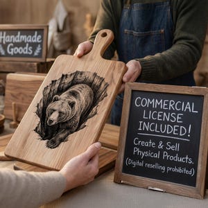 K&ouml;nnte beinhalten: Helles Holzschneidebrett mit Griff, graviert mit einer detaillierten B&auml;renillustration, die aus einem Loch kommt. Ein kleines Tafelschild zeigt "COMMERCIAL LICENSE INCLUDED!" (GEWERBLICHE LIZENZ ENTHALTEN!)