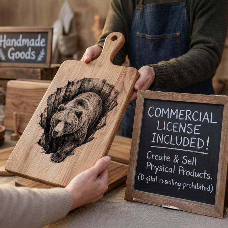 K&ouml;nnte beinhalten: Helles Holzschneidebrett mit Griff, graviert mit einer detaillierten B&auml;renillustration, die aus einem Loch kommt. Ein kleines Tafelschild zeigt "COMMERCIAL LICENSE INCLUDED!" (GEWERBLICHE LIZENZ ENTHALTEN!)