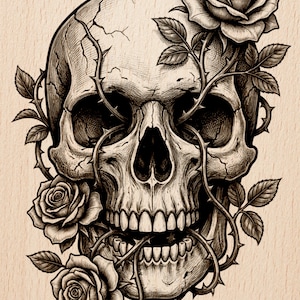 以下が含まれることがあります： バラととげのあるつるで飾られた人間の頭蓋骨の、詳細な白黒イラスト。頭蓋骨にはひび割れがあり、明るい木目調の背景に配置されています。下部のテキストは「Burnished Lines」と「LASER READY PNG」です。