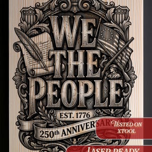 Może przedstawiać: Drewniana tablica z napisem "WE THE PEOPLE" w stylu vintage. Projekt zawiera zwój, flagę oraz tekst "EST. 1776" i "250th ANNIVERSARY". Tablica jest gotowa do lasera i dostępna w formatach PNG, TRANSP, INVERTED i SVG.