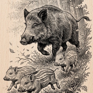 Puede incluir: Ilustración en blanco y negro de un jabalí y tres jabatos corriendo por un bosque. El jabalí adulto está en primer plano, con los jabatos detrás. El texto "Burnished Lines" y "Laser Ready PNG" está presente.
