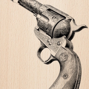 Könnte beinhalten: Detaillierte Illustration eines Revolvers mit aufwendigen floralen Gravuren. Die Waffe hat einen Holzgriff und ein metallisches Finish. Das Design ist vor einem hellen Holzmaserungshintergrund platziert, der die verzierten Details der Waffe hervorhebt.
