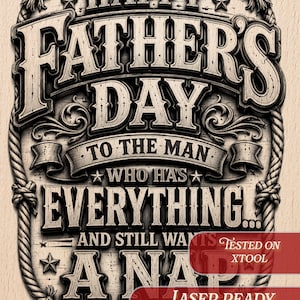 Op de afbeelding: Een grafische afbeelding voor Vaderdag met de tekst "HAPPY FATHER'S DAY" in een vintage stijl. De tekst "TO THE MAN WHO HAS EVERYTHING... AND STILL WANTS A NAP" is ook aanwezig. Het ontwerp is omlijst door een touwrand.